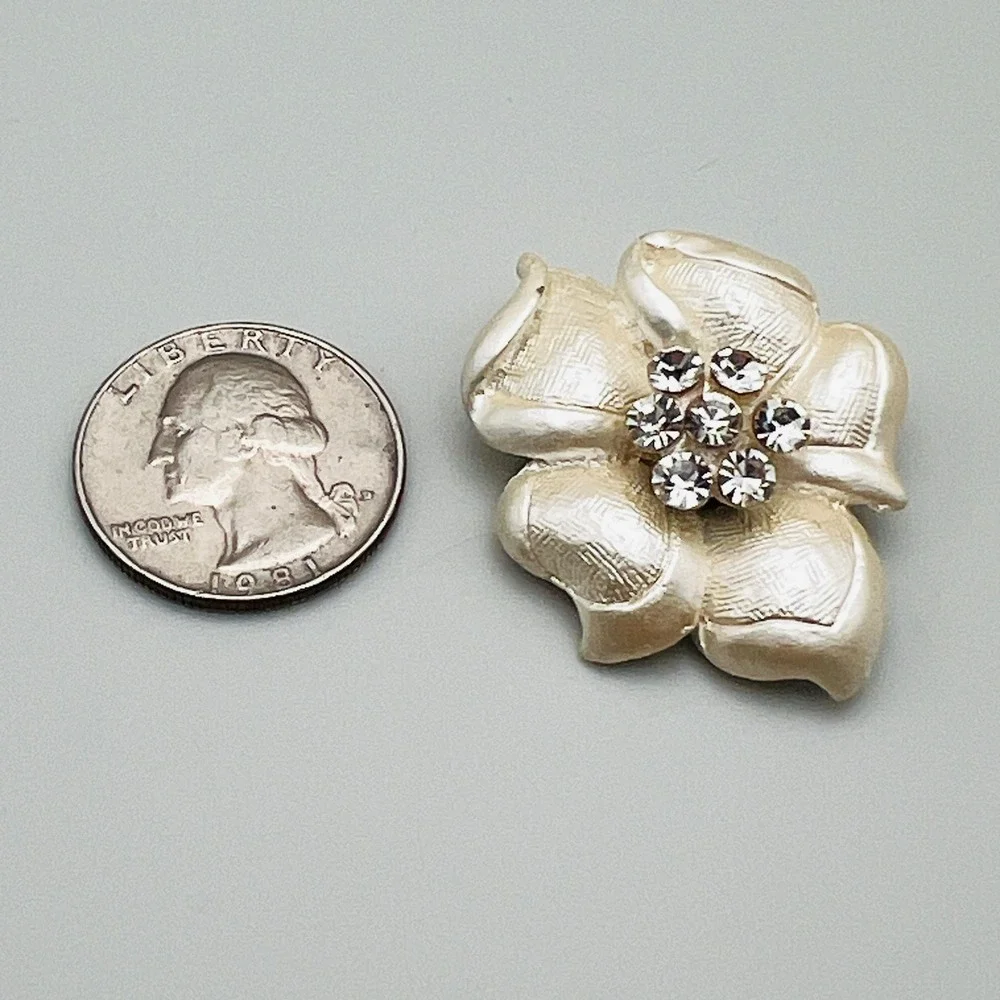 Vintage Cream Floral Brooch Rhinestone Center Textured Petals Flower‎ Pin